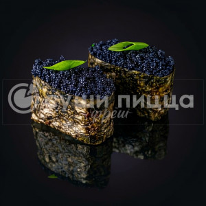 Гункан с черной икрой тобико.